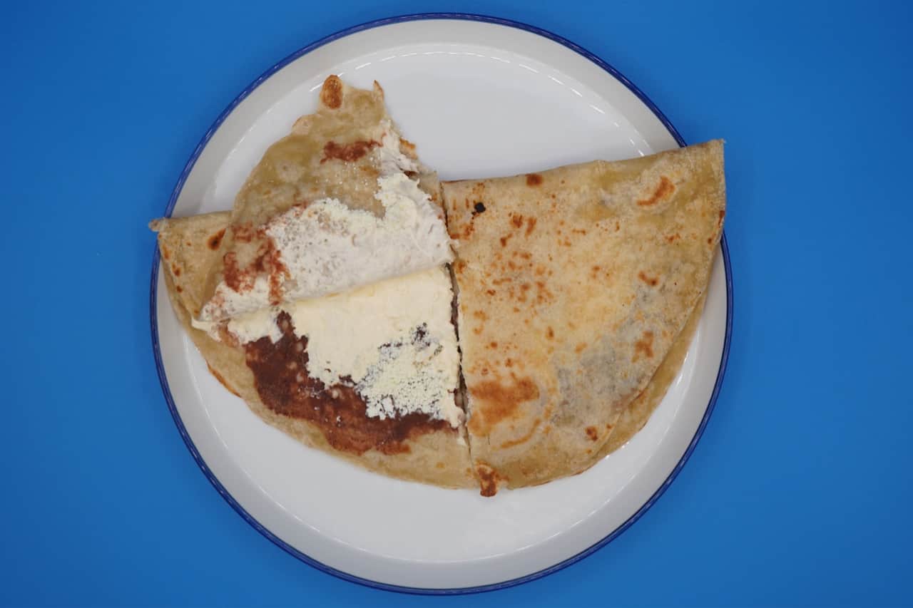 Baleadas sencillas hondureñas con frijoles, crema y queso para el desayuno en Houston TX