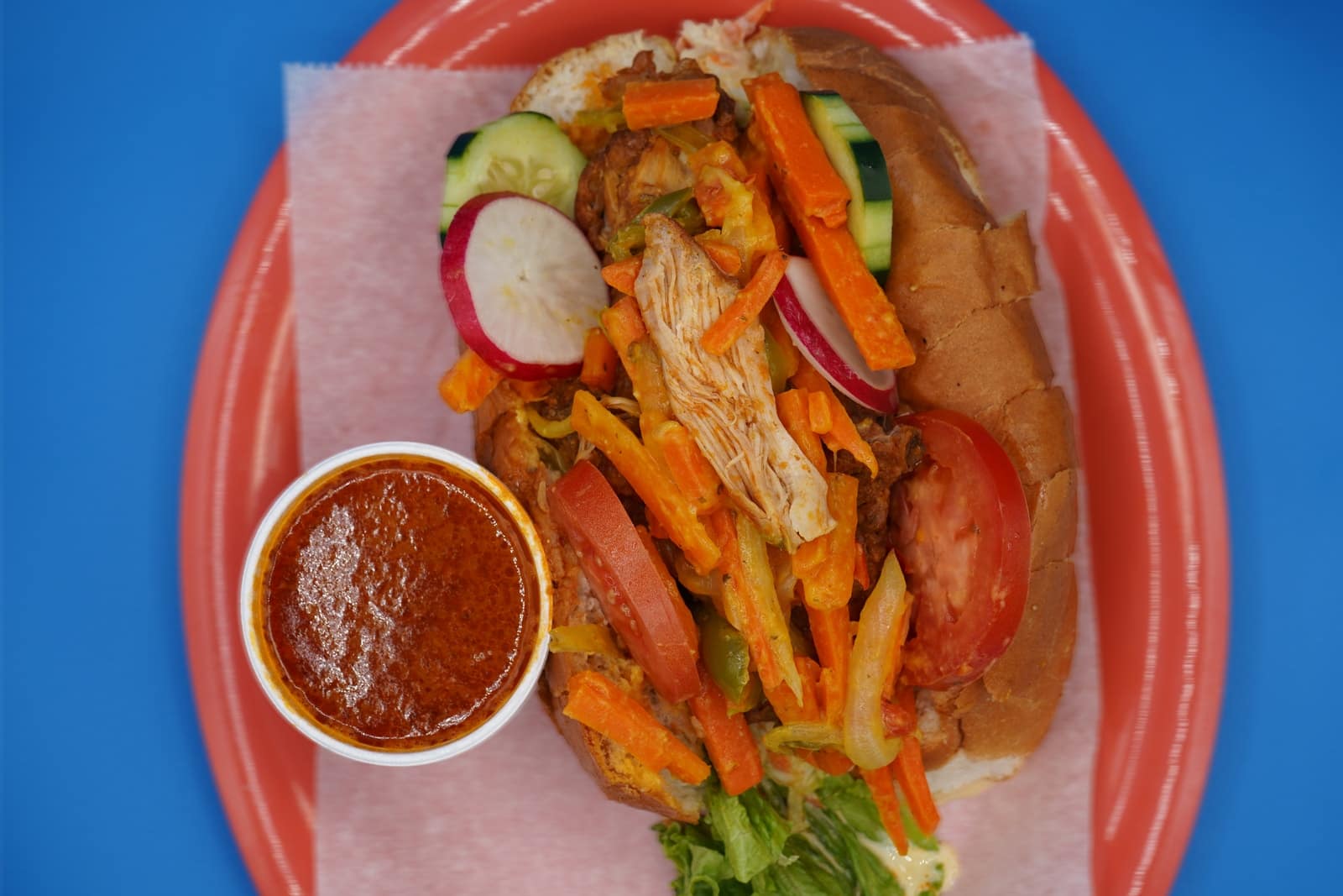 Pan con pollo salvadoreño con escabeche y salsa de tomate en Houston TX