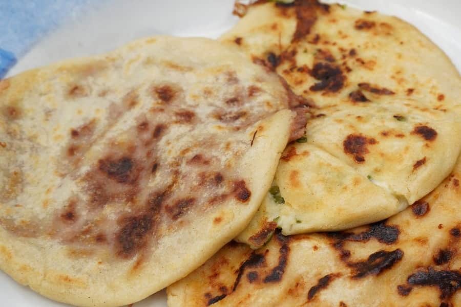 Pupusa de frijol con queso recién hecha en la plancha en Houston