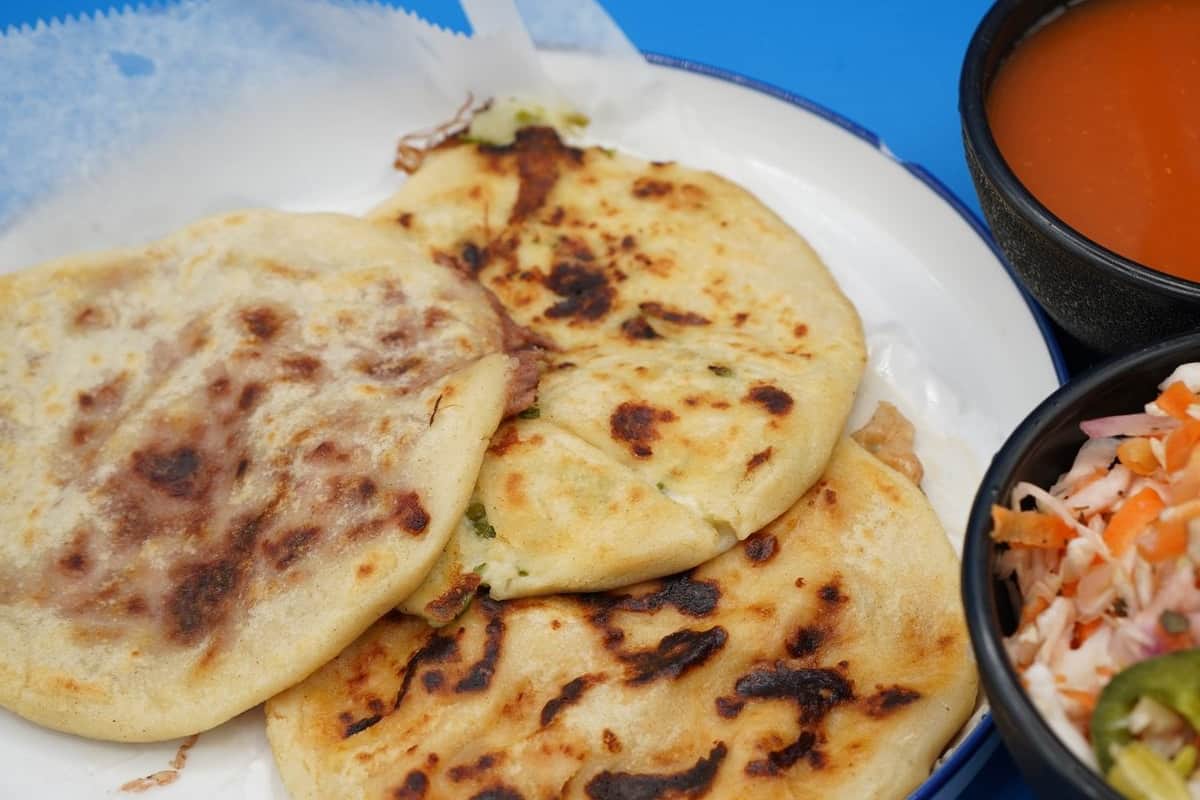 Pupusas revueltas salvadoreñas con salsa y curtido fresco en Houston