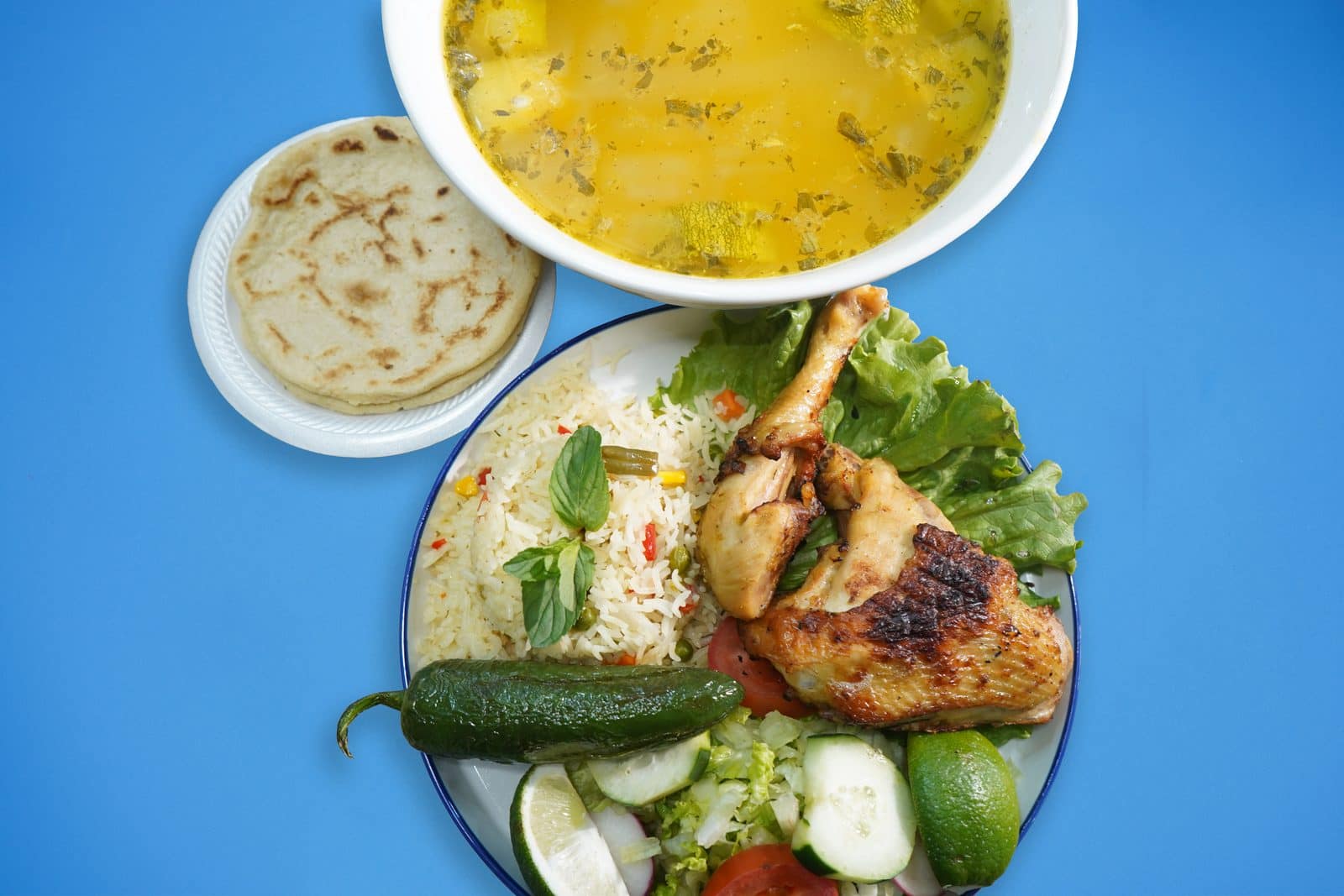 Sopa de gallina india salvadoreña con güisquil, elote y verduras en Houston TX