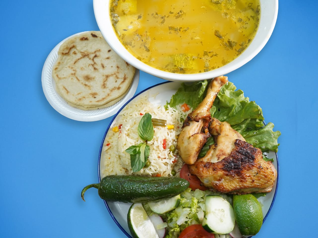 Sopa de gallina india salvadoreña con güisquil, elote y verduras en Houston TX